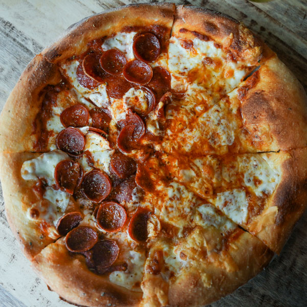 pepp and cheese pizza